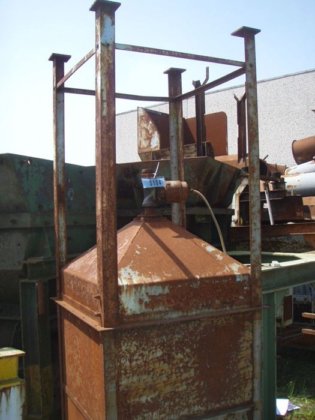 脚踏砂斗，± 1.2 立方米