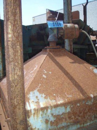 脚踏砂斗，± 1.2 立方米