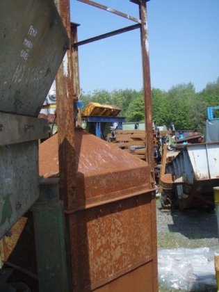 脚踏砂斗，± 1.2 立方米