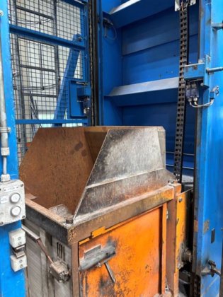 2016 STRIKO 熔化和保温炉，3000 公斤，气体加热