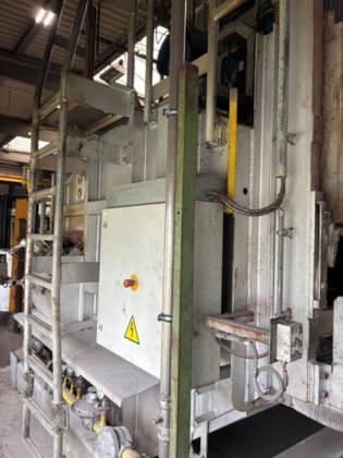 2016 STRIKO 熔化和保温炉，3000 公斤，气体加热