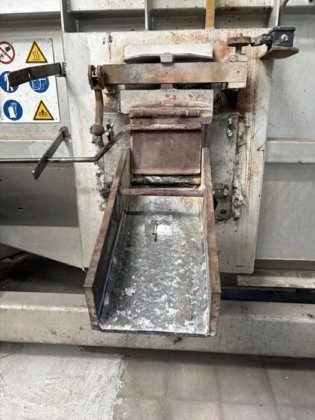 2016 STRIKO 熔化和保温炉，3000 公斤，气体加热