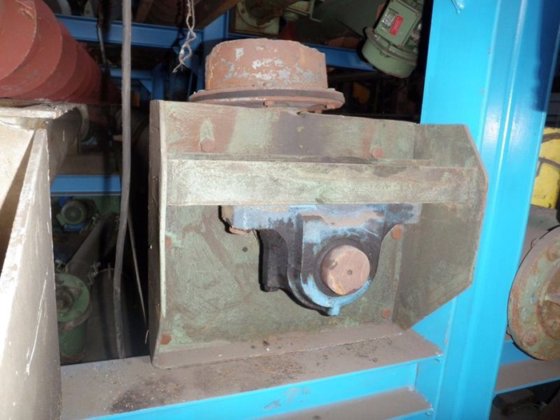 槽式螺旋输送机 6500 毫米，直径 300 毫米