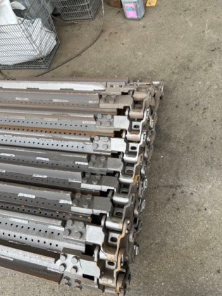 用于 WST 14 履带式抛丸器的替换板带和链条