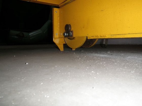 Vibrating conveyor for loading induction