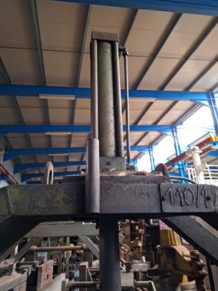 用于将模具分成 4 个部分的重力式压铸机