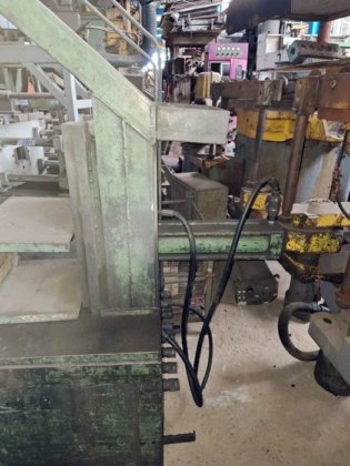 用于将模具分成 4 个部分的重力式压铸机