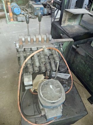 用于将模具分成 4 个部分的重力式压铸机