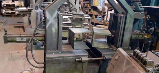 用于将模具分成 4 个部分的重力式压铸机