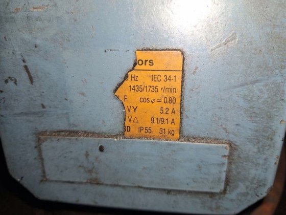 用于将模具分成 4 个部分的重力式压铸机