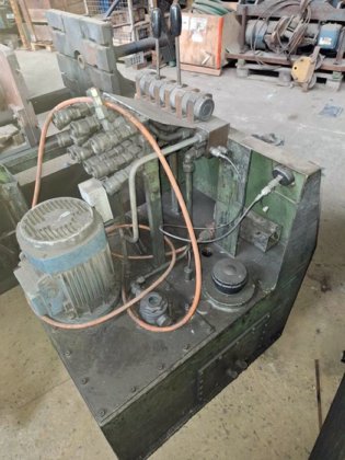 用于将模具分成 4 个部分的重力式压铸机