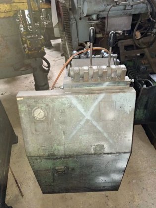 用于将模具分成 4 个部分的重力式压铸机