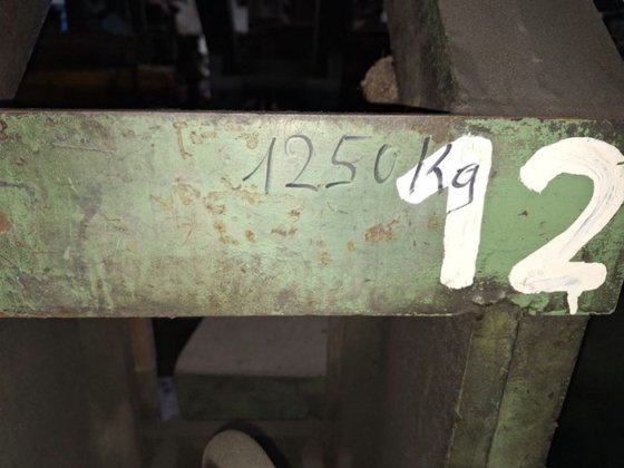 用于将模具分成 4 个部分的重力式压铸机