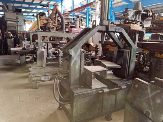 用于将模具分成 4 个部分的重力式压铸机