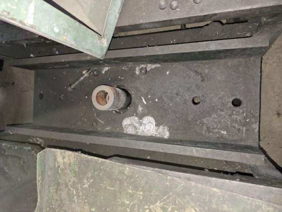 用于将模具分成 4 个部分的重力式压铸机