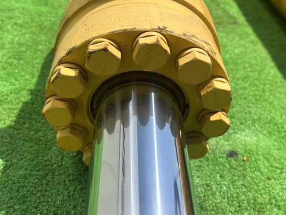 小松液压千斤顶：2件（1套）OSA；小松液压缸千斤顶