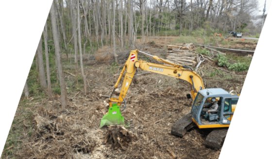 圆盘粉碎机粉碎草、竹子和树木