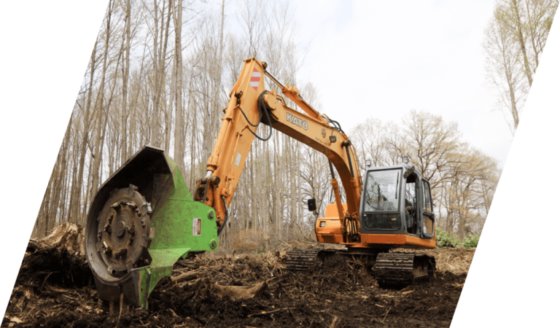 圆盘粉碎机粉碎草、竹子和树木
