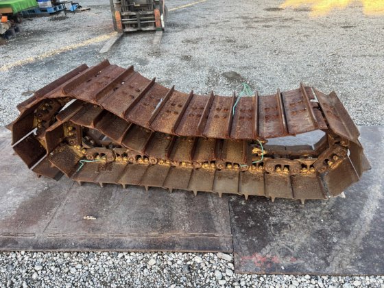 推土机轨道线；铁撬棍，铁鞋