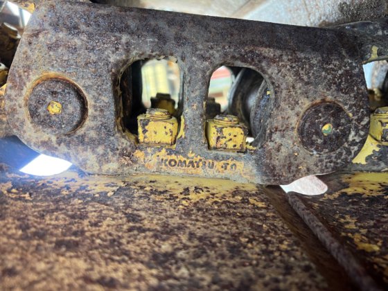 推土机轨道线；铁撬棍，铁鞋