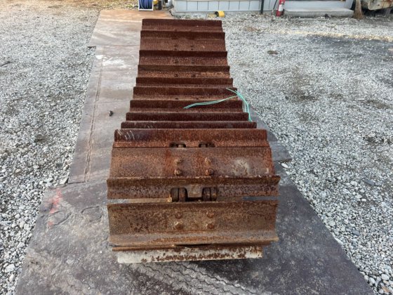 推土机轨道线；铁撬棍，铁鞋