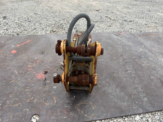 0.1 断路器：销钉 40mm，臂宽???；断路器