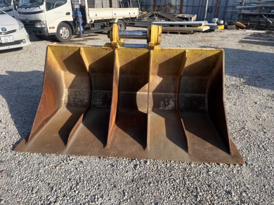 小松宽铲斗：销轴90mm，臂宽327mm，铲斗宽2190mm，宽铲斗