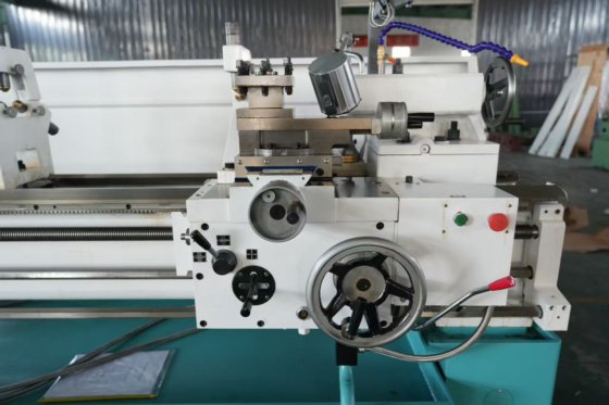 PARALLEL LATHE WITH DISPLAY