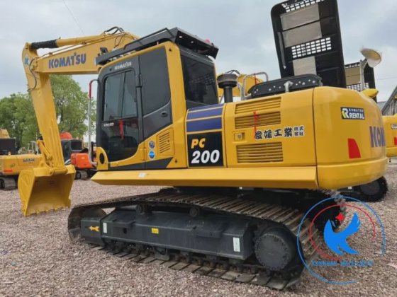 Komatsu PC200-8
