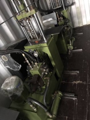 台湾近畿 20t 立式注塑机