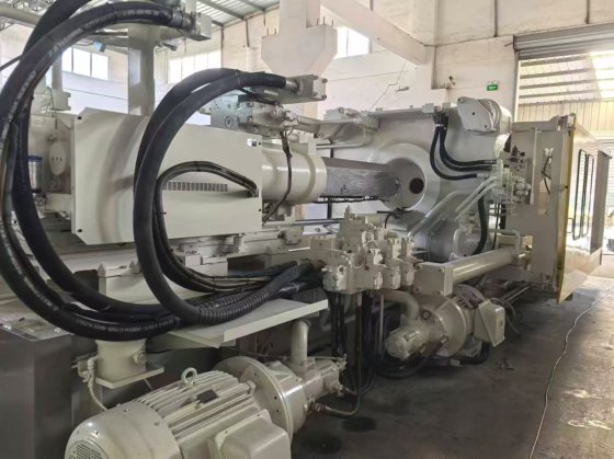 2012 日本东芝 1050t（宽模板）注塑机