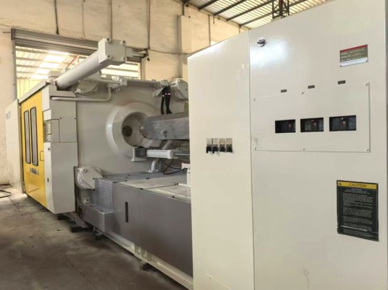 2012 日本东芝 1050t（宽模板）注塑机