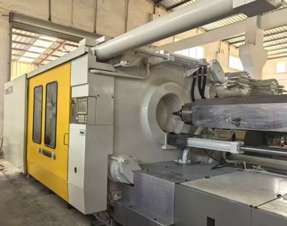 2012 日本东芝 1050t（宽模板）注塑机