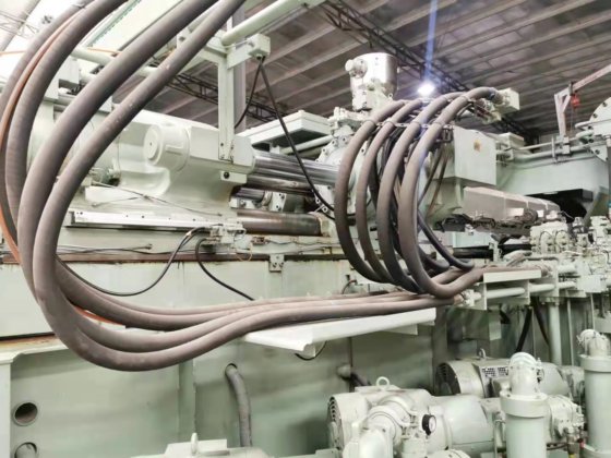 日本東芝 3000t (IS3000DF) 射出成形機