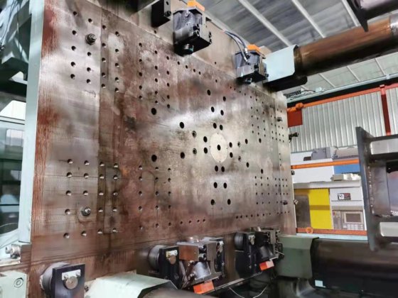 日本東芝 3000t (IS3000DF) 射出成形機