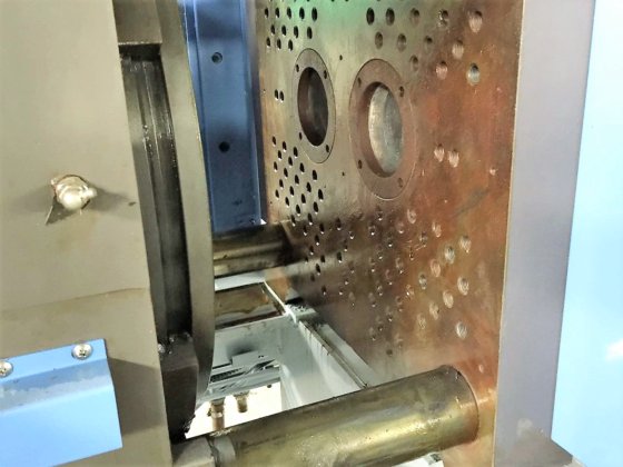 台湾華珍160トン2色射出成形機