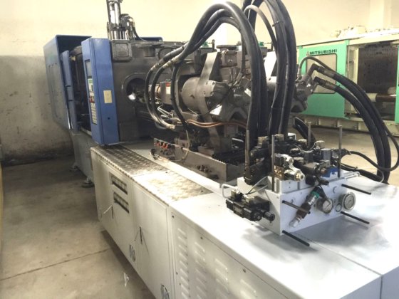 台湾華珍350トン2色射出成形機