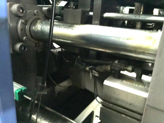 台湾華珍350トン2色射出成形機