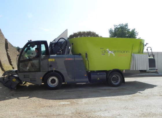 立式搅拌车 / 自走式 / 侧卸料