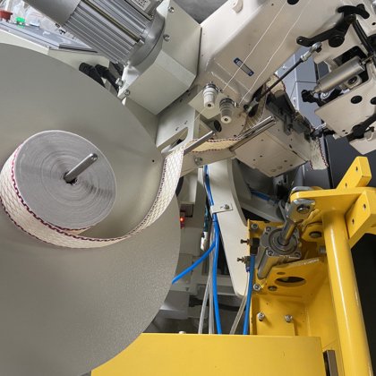 Zolytech 电脑化自动翻边床垫带边机 适用于床垫 50-500mm 缝厚