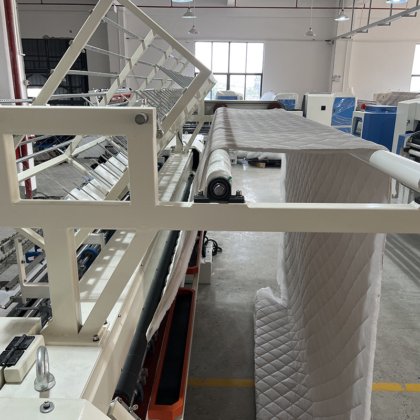 Zolytechマットレスキルティング機械業界マルチニードルキルティング機械衣料用