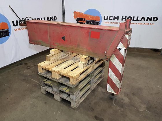 Manitex outrigger beam complete front