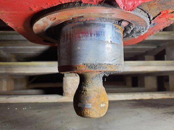 Manitex outrigger beam complete front