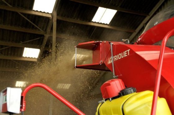 Trioliet Solomix P2饲喂搅拌车,带喷洒垫料功能