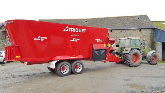 Trioliet Solomix P3饲喂搅拌车，带喷洒垫料功能