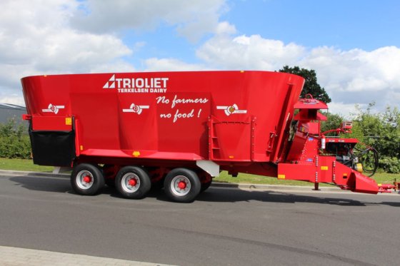 Trioliet Solomix P3饲喂搅拌车，带喷洒垫料功能