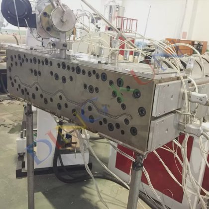 Ding Kun PVC 中空波浪瓦设备