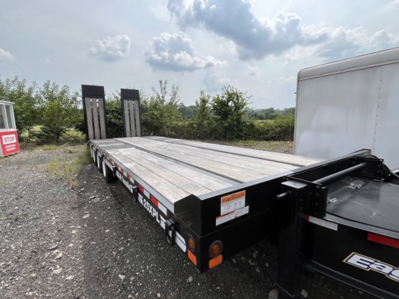 热切忙碌的标签拖车