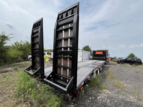 热切忙碌的标签拖车