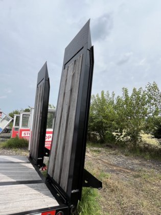 热切忙碌的标签拖车